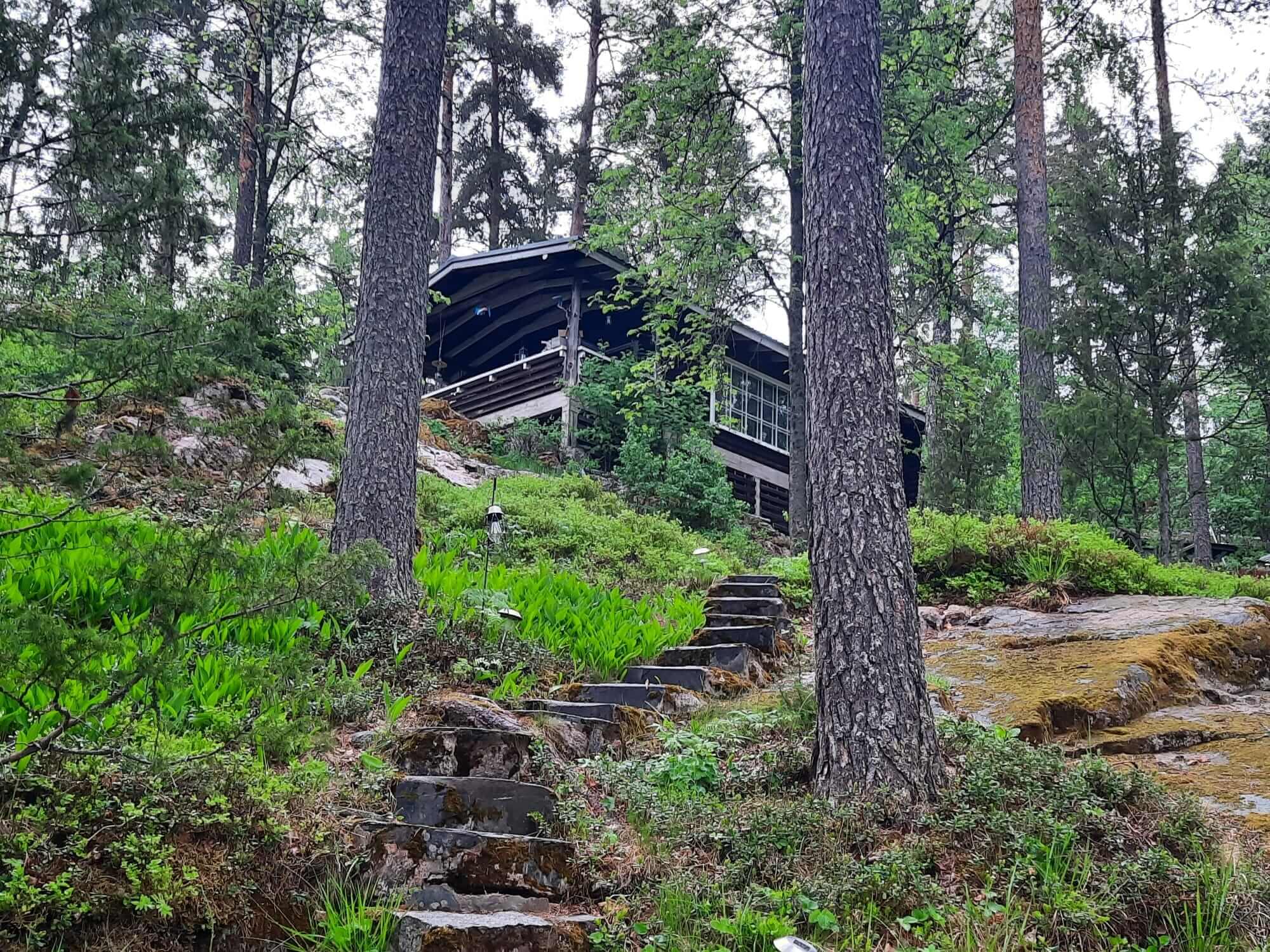Oksirinne mökkikohde järven rannalla Ylöjärvellä